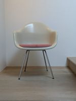 Eames Fiberglas Armchair in parchment, 1970er