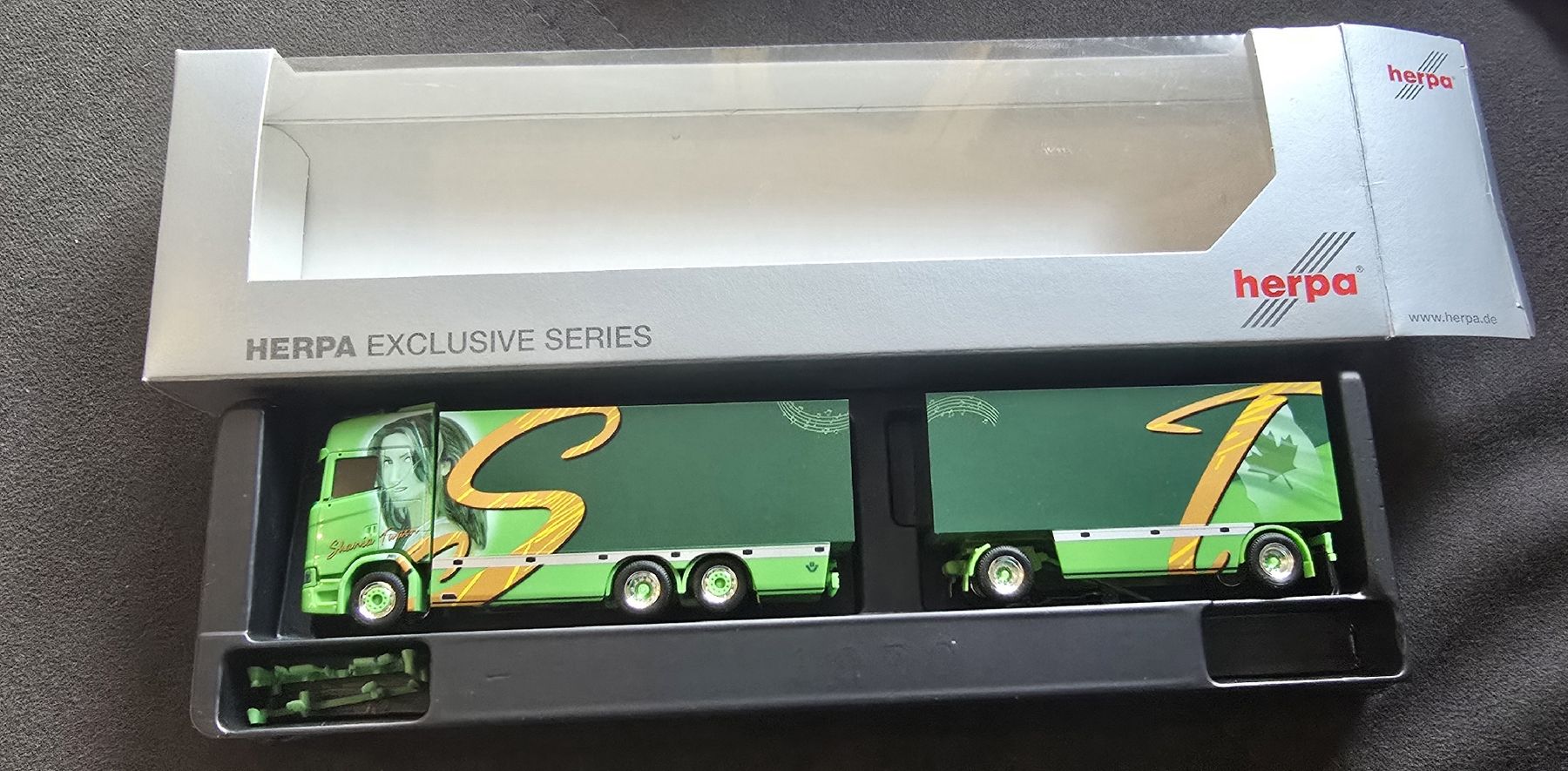 Herpa Modellini d'auto: Herpa Müller Ermensee Shania Twain – Nuovo e nell'imballaggio originale da Muri AG venduto da Scooby-Doo1 1