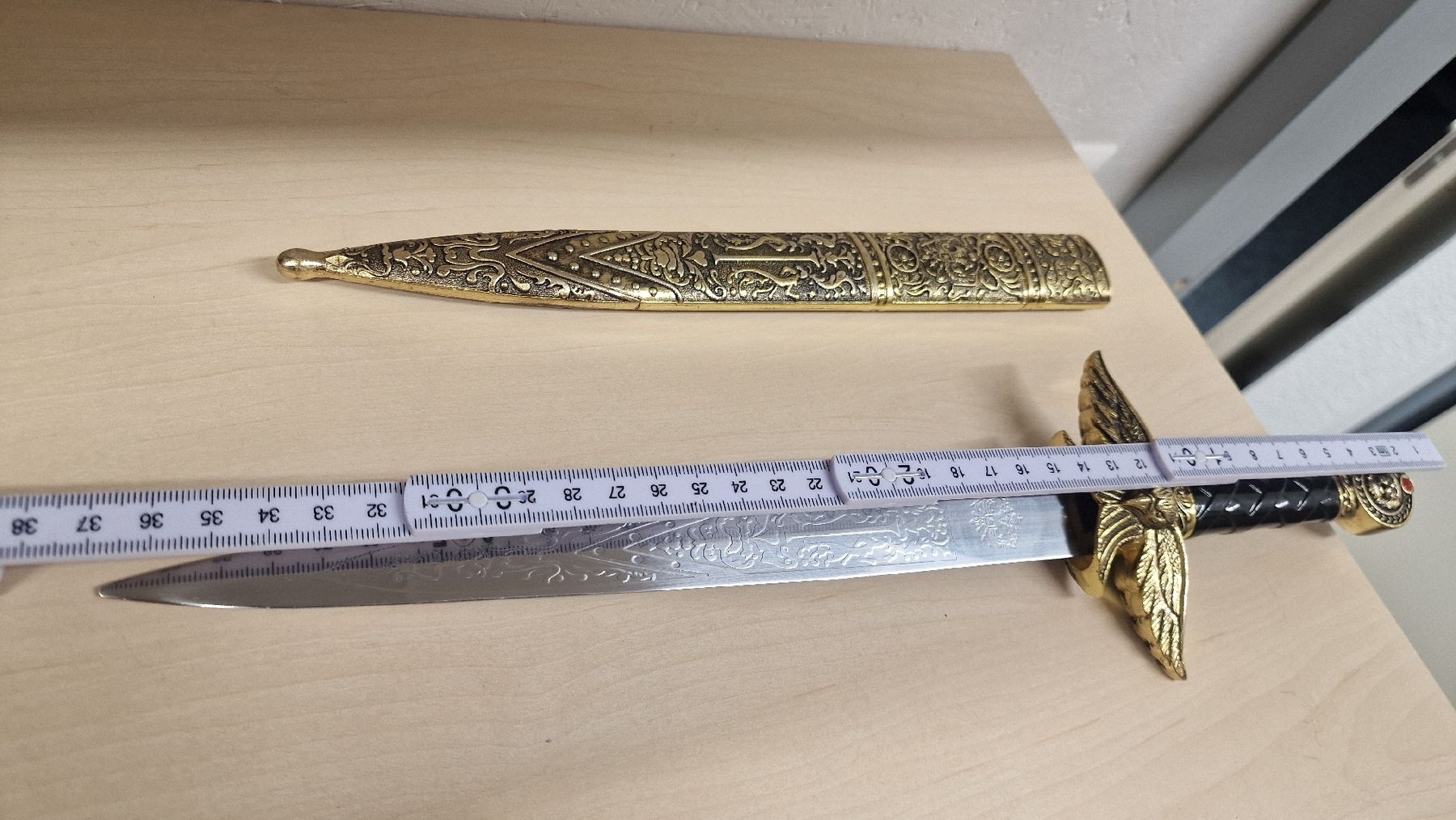 Sonstiges zum Sammeln & Seltenes: Dekorationsschwert mit Scheide goldfarben ornate – Gebraucht aus Herisau von Antiques.AR 3