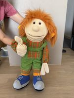 Marionnette enfant à cheveux roux tenue à carreaux verte