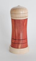 Salzmühle aus Eibenholz- und Ahornholz gedrechselt, mit Kera