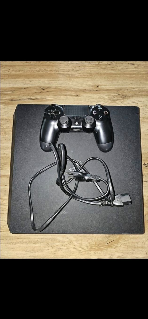 Sony Console: Console PlayStation 4 avec deux manettes et un cable d'alim – Usato da Veytaux venduto da HelvetiePixel