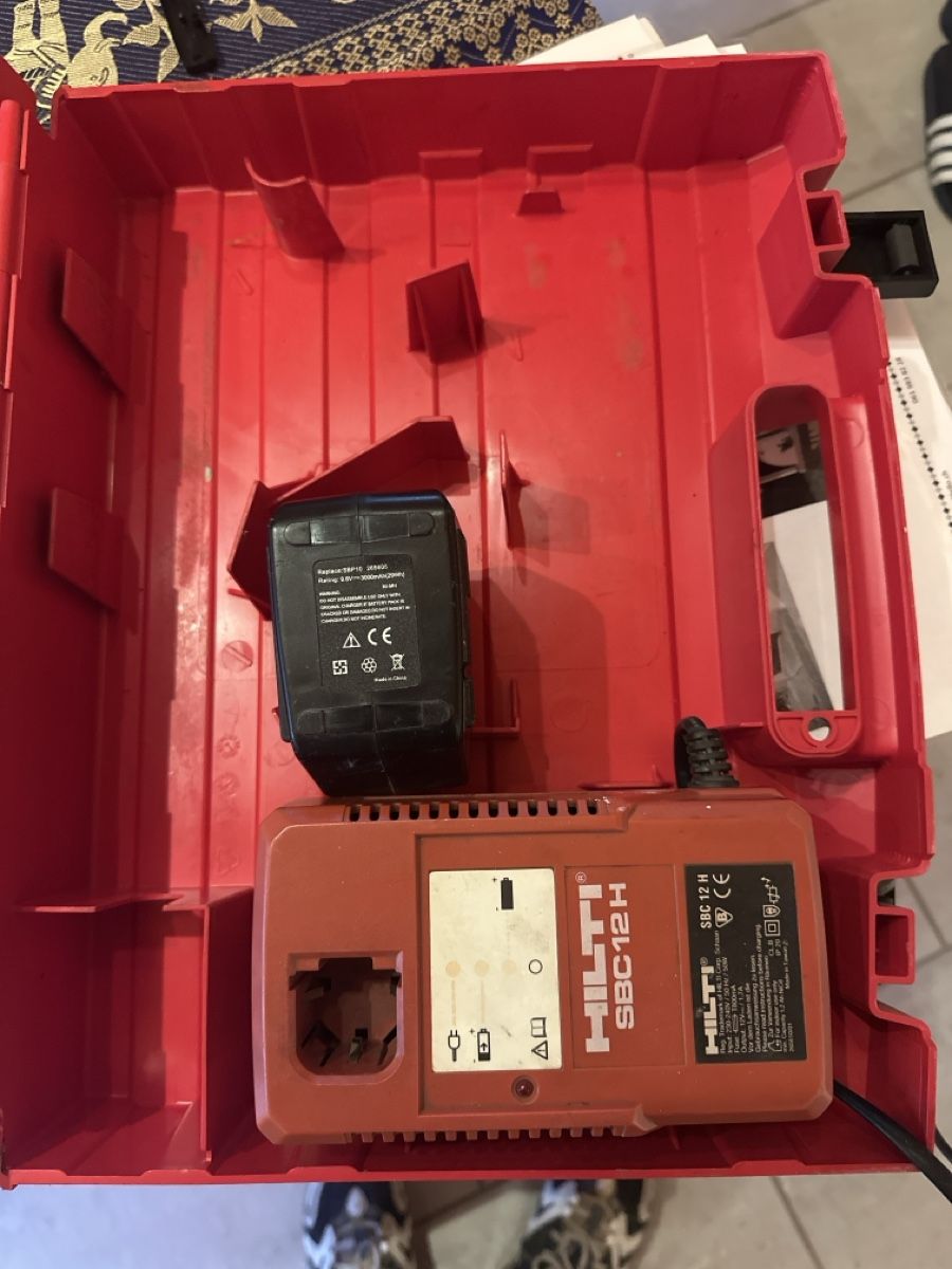 Hilti Caricatori & Batterie: Accu und Ladegerät plus Koffer  – Usato da Küsnacht ZH venduto da hooch63