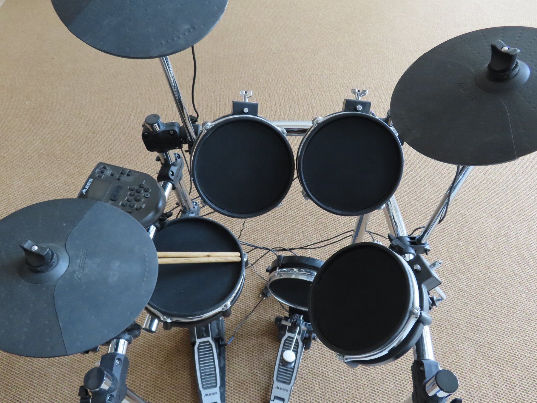 Alesis Strumenti musicali: Alesis Surge Mesh-E-Drum Kit – Usato da Reinach BL venduto da WBZ-Flohmarkt 3