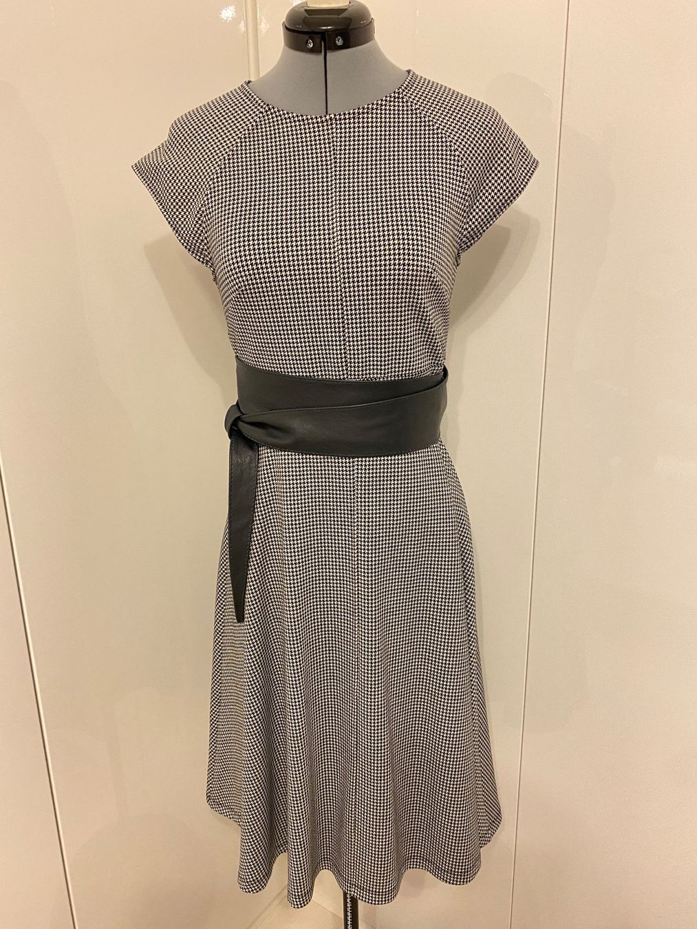 Kleider: Elegantes Kleid mit Gürtel, Grösse 36 – Neu (gemäss Beschreibung) aus Grenchen von olecka24