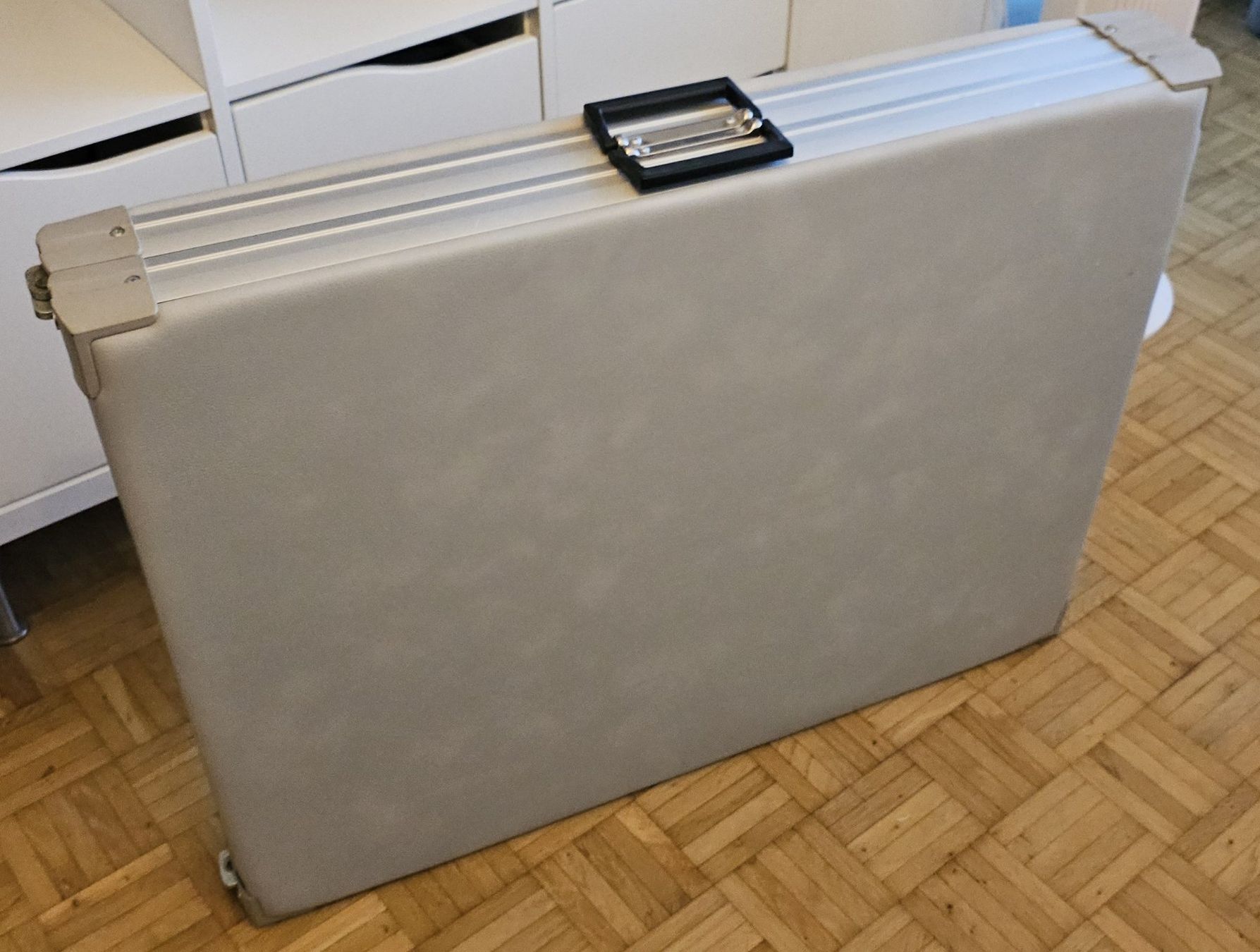 Appareils de massage: KLAPPBARE MASSAGELIEGE AUS KUNSTLEDER – D'occasion à St. Gallen par Cat_s