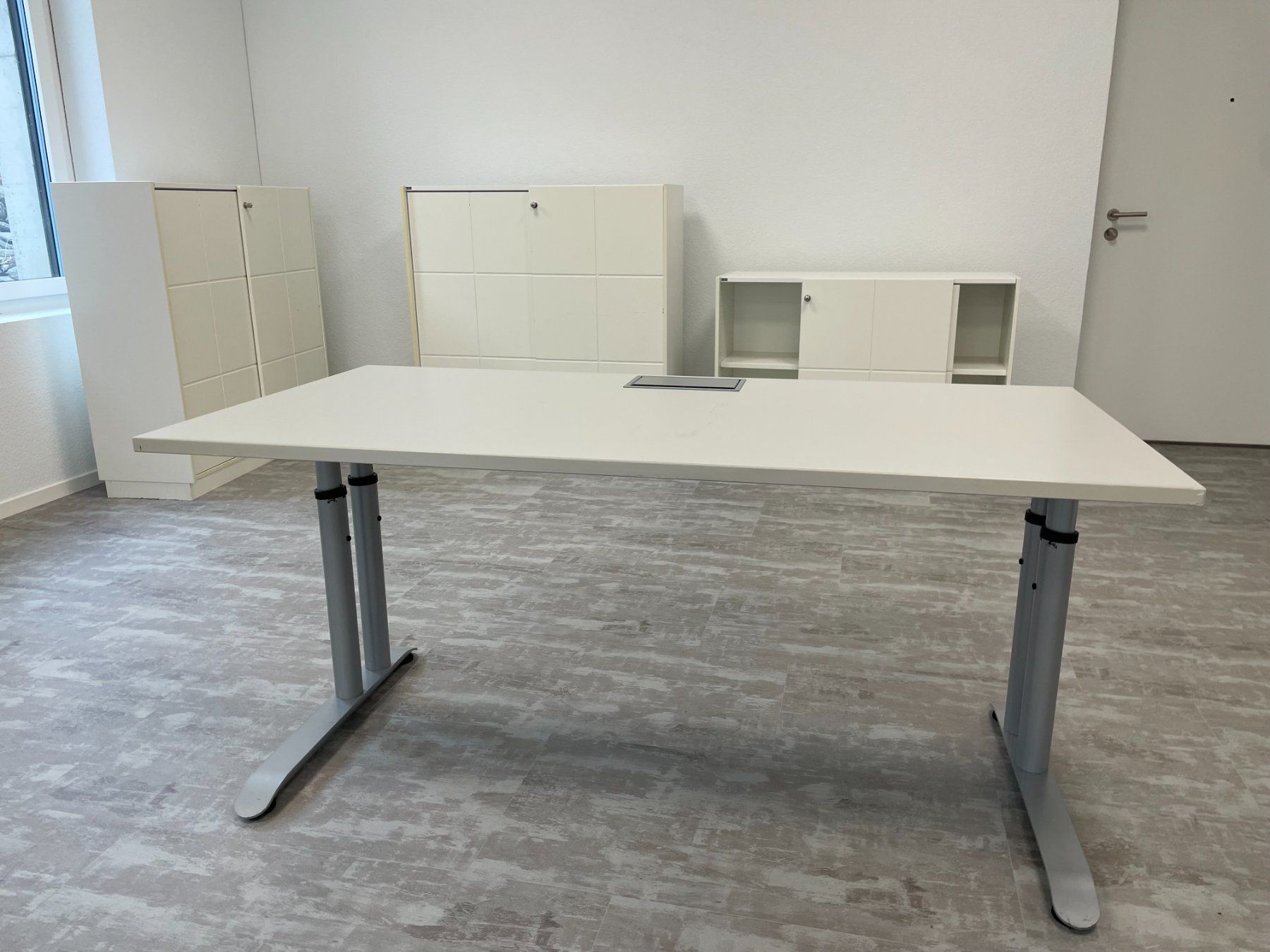 Schreibtische: Bachmann Bürotisch – weiss, mit Kabelmanagement – Gebraucht aus Wollerau von joh_2t8v 2