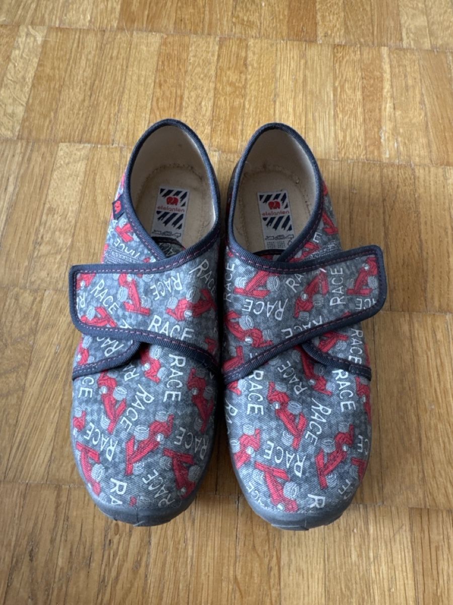 Elefanten Scarpe per ragazzi: Hausschuhe Elefanten Grösse 34 – Usato da Winterthur venduto da des_cv25