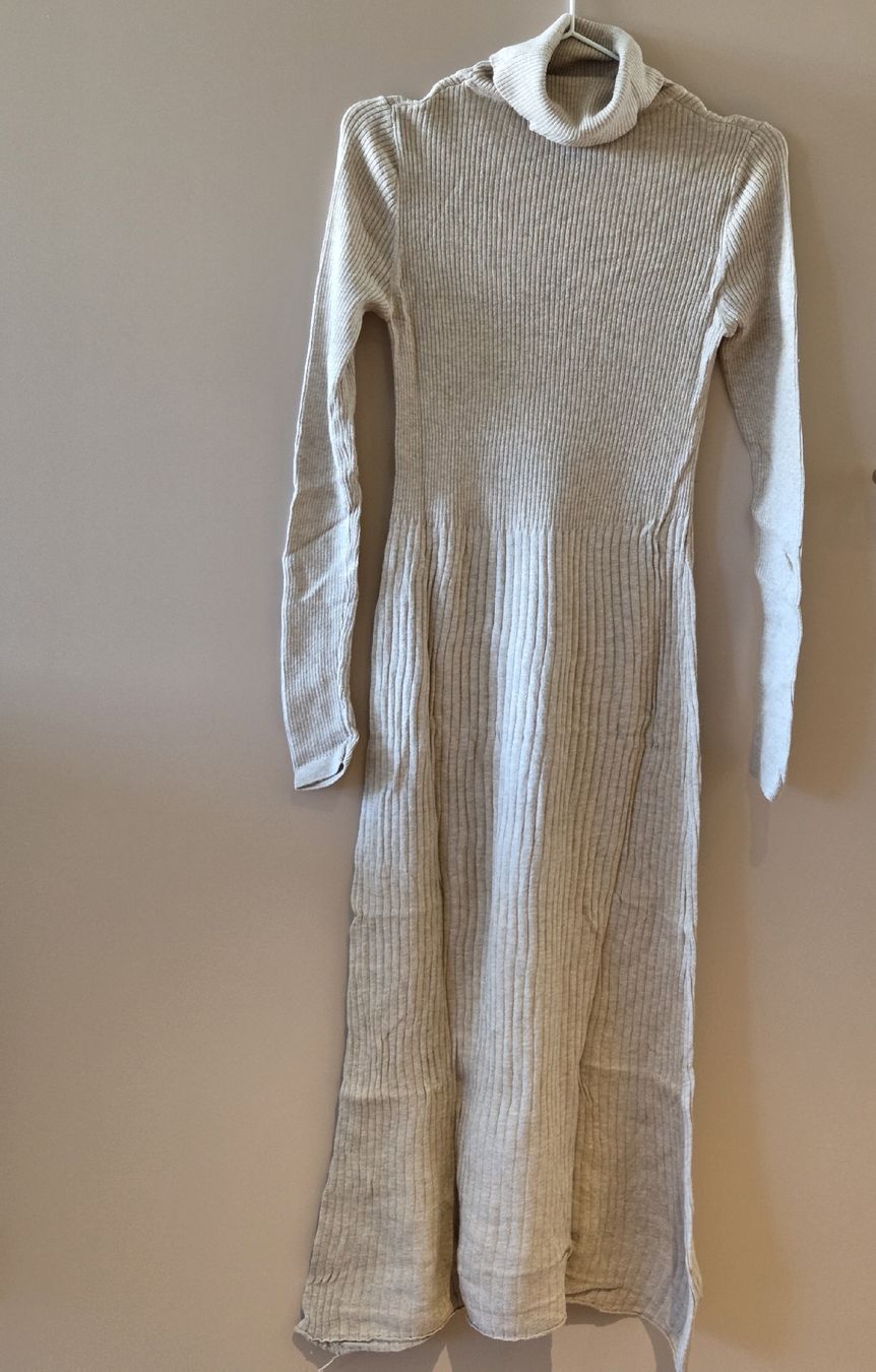 Mango Kleider: MANGO Strickkleid mit Rollkragen – Gebraucht aus Emmen von GrabandGo