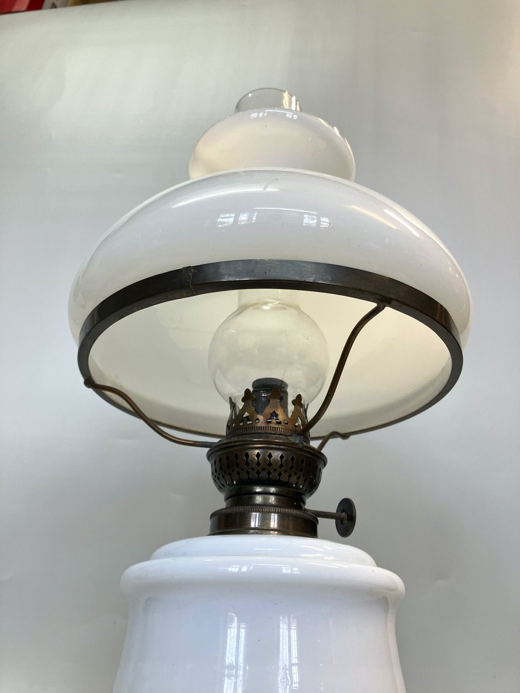 Lampade: Antike Petrollampe aus opalinem Glas – Usato da Horw venduto da luzernicus 8
