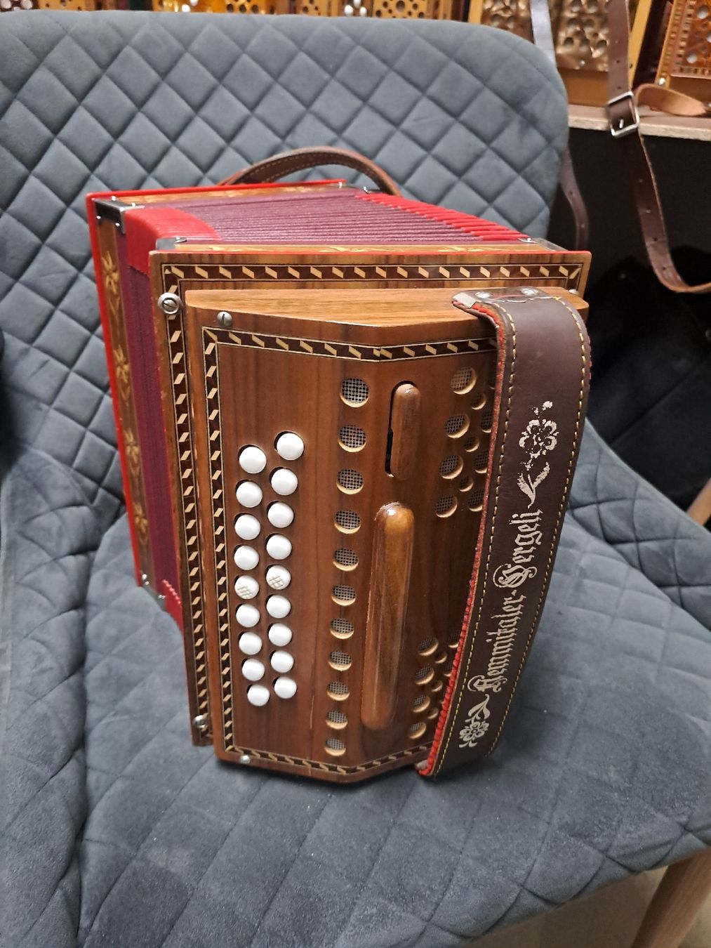 Strumenti musicali: Aemmentaler orgeli ton B..  – Usato da Villeneuve venduto da BibiVintage 5