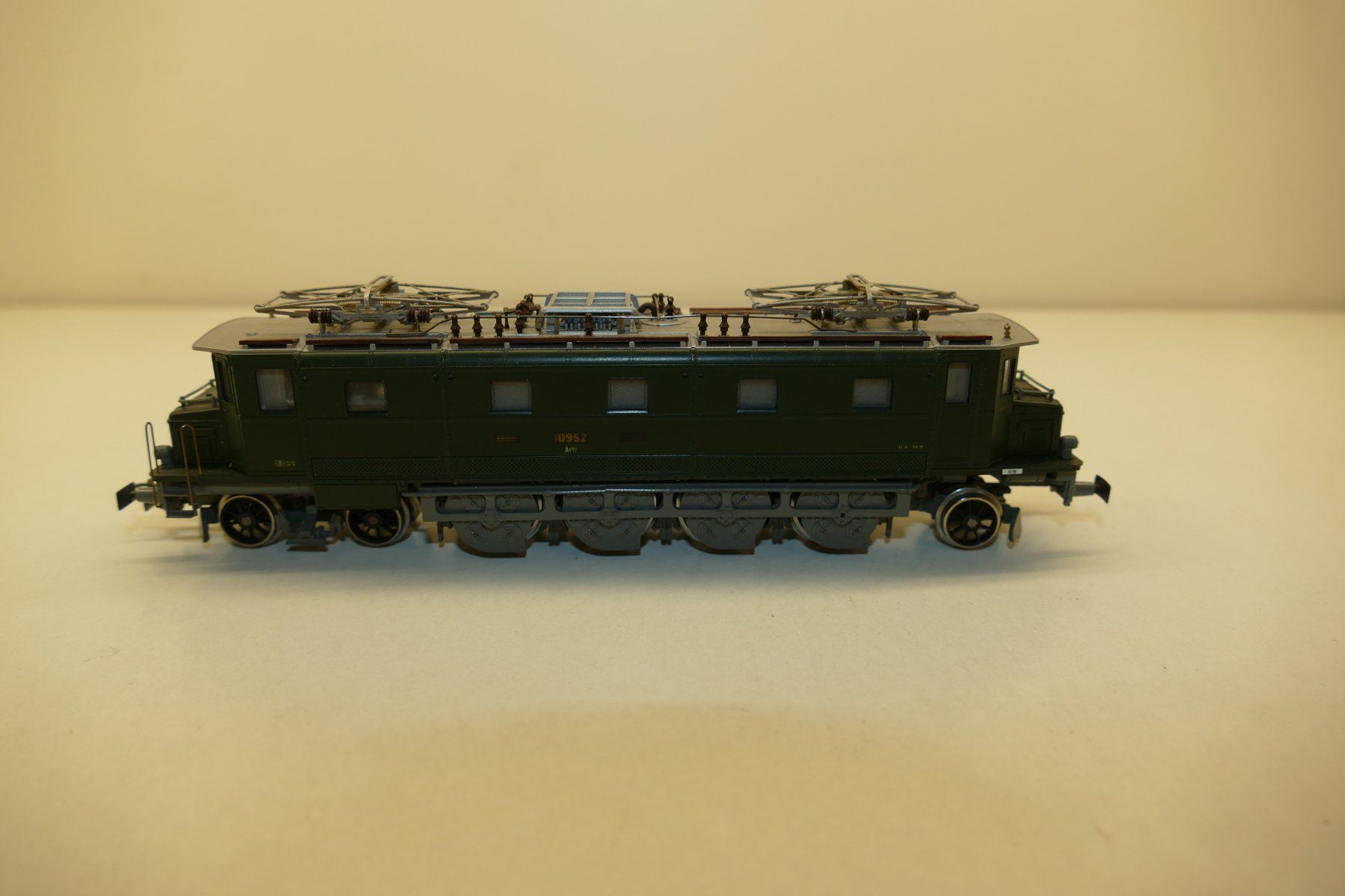 Liliput Modellini di ferrovie: Liliput H0: SBB Elektrolok Ae 4/7 – Usato da Niederhasli venduto da rail-duerst 3