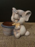 Dekorativer Elefant mit Blumentopf