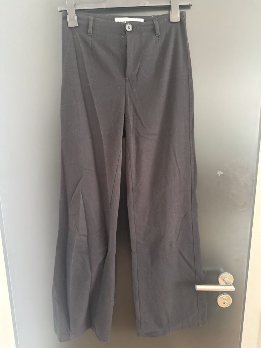 Bershka Pantalons: Schwarze Anzugshose – D'occasion à St. Niklausen LU par car_2562