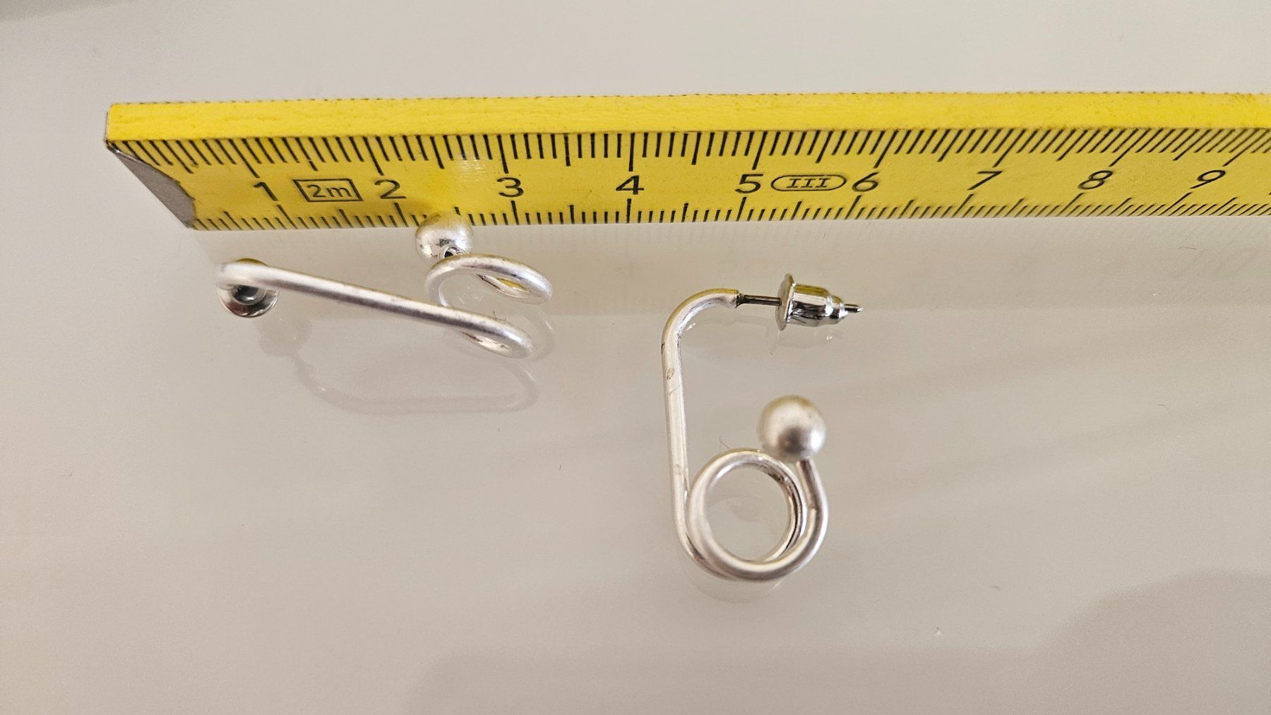 Orecchini pendenti & Orecchini a lobo: Orecchini a spirale color argento (bigiotteria) – Nuovo e nell'imballaggio originale da Melano venduto da H-Sara 2