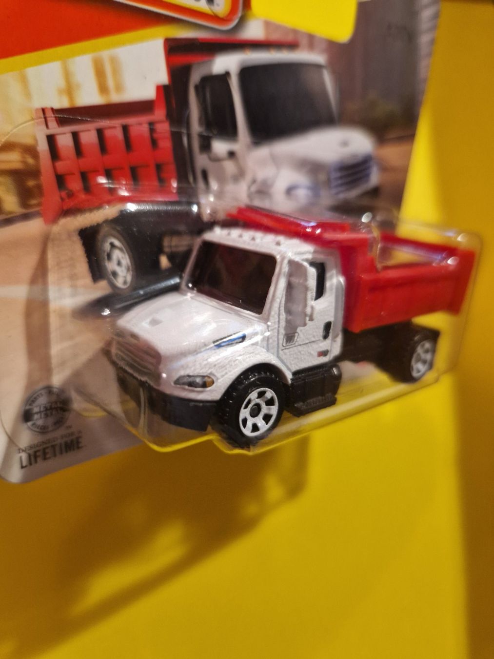 Matchbox Voitures modèles: Matchbox FREIGHTLINER M2 106 PLUS – Neuf avec emballage d'origine à Oftringen par Rotor 3