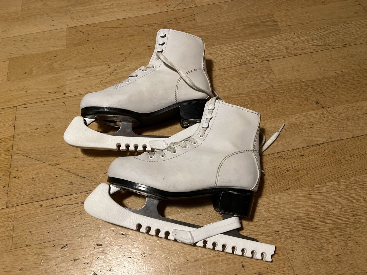 Pattini da ghiaccio: Schlittschuhe / Eislaufschuhe – Usato da Basel venduto da Mirkymirc