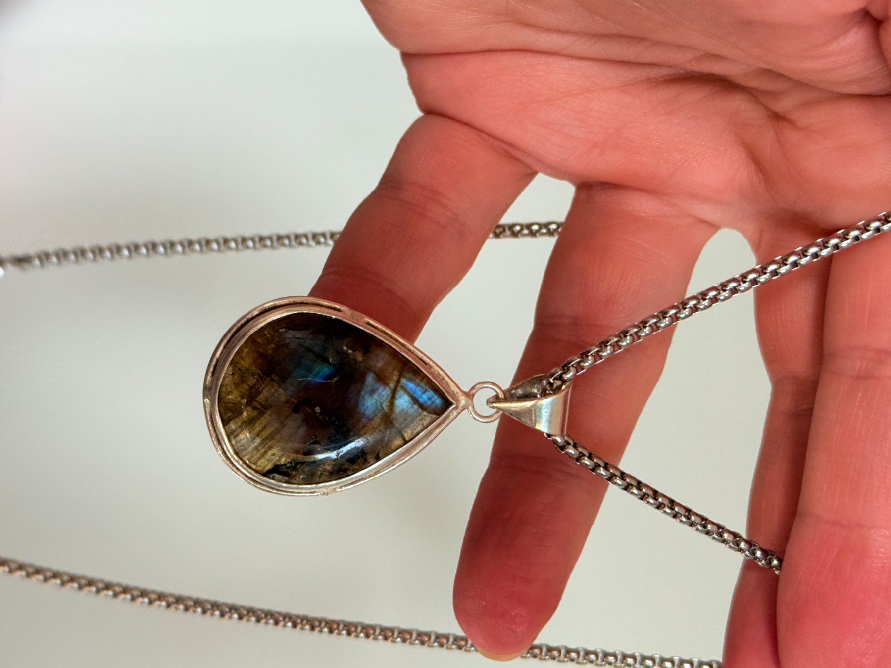 Catenine: Collier avec pendentif larme en labradorite – Nuovo e nell'imballaggio originale da Genève venduto da AGBERG 1