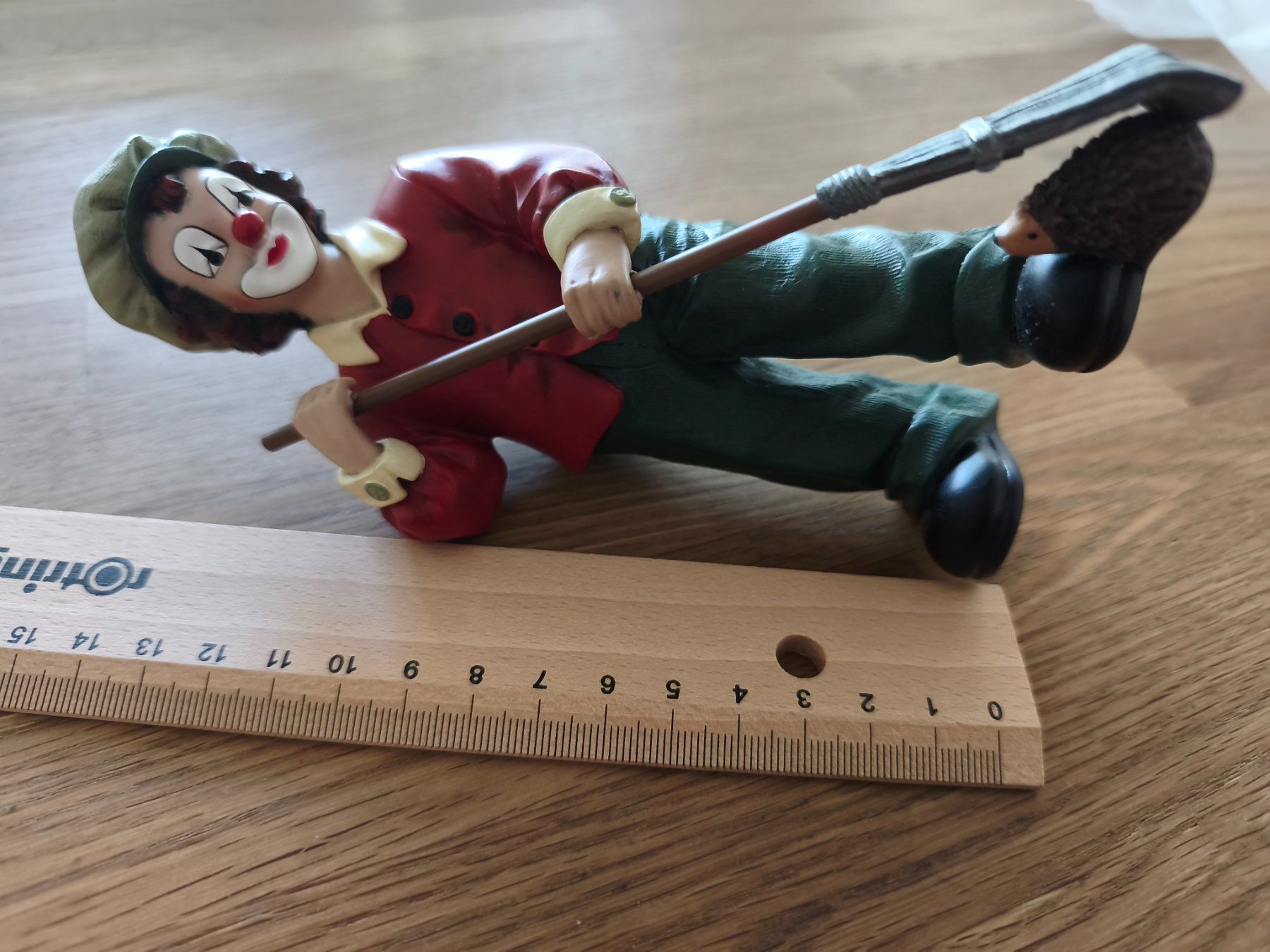 Statuette: Gilde, Clown, der Gärtner mit Besen und Igel – Usato da Obernau venduto da stimeroli 2