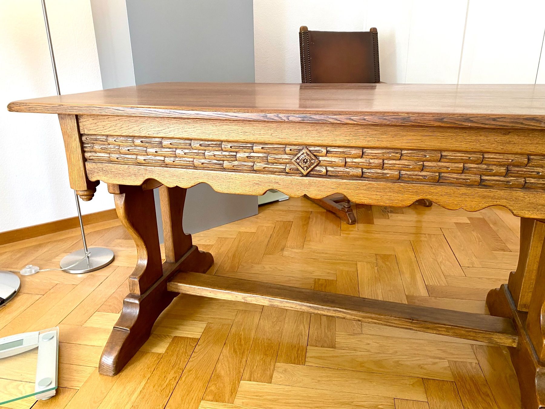 Scrivanie: Holzschreibtisch mit Schnitzereien – Usato da Bern venduto da Violettaline 3