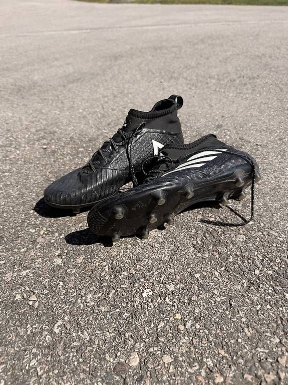 Scarpe da uomo: Chaussure de foot noir - taille 42 – Usato da Morges venduto da est_6dnc 1