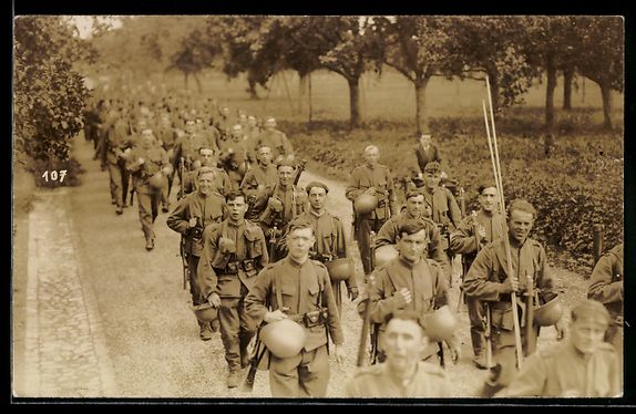 Foto, Lettere & Cartoline: Schweizer Soldaten in Uniform mit Helmen – Usato da Berlin venduto da bartko-reher