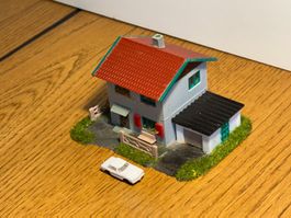 G0797: Siedlungshaus mit Garage und Fahrzeug (Spur N)