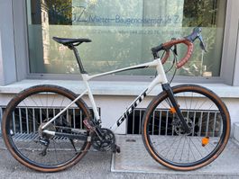 Gravel Bike Giant Revolt 2 (2019) - Ideal für Gravel-Start