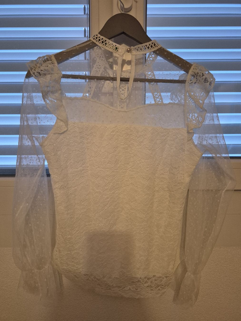 Benetton Top: Chemisier dentelle Benetton S, comme neuve – Nuovo (secondo la descrizione) da St-Pierre-Clages venduto da _RV 2