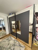 Grosser Kleiderschrank mit Spiegeltüren  240 × 218 × 64 cm