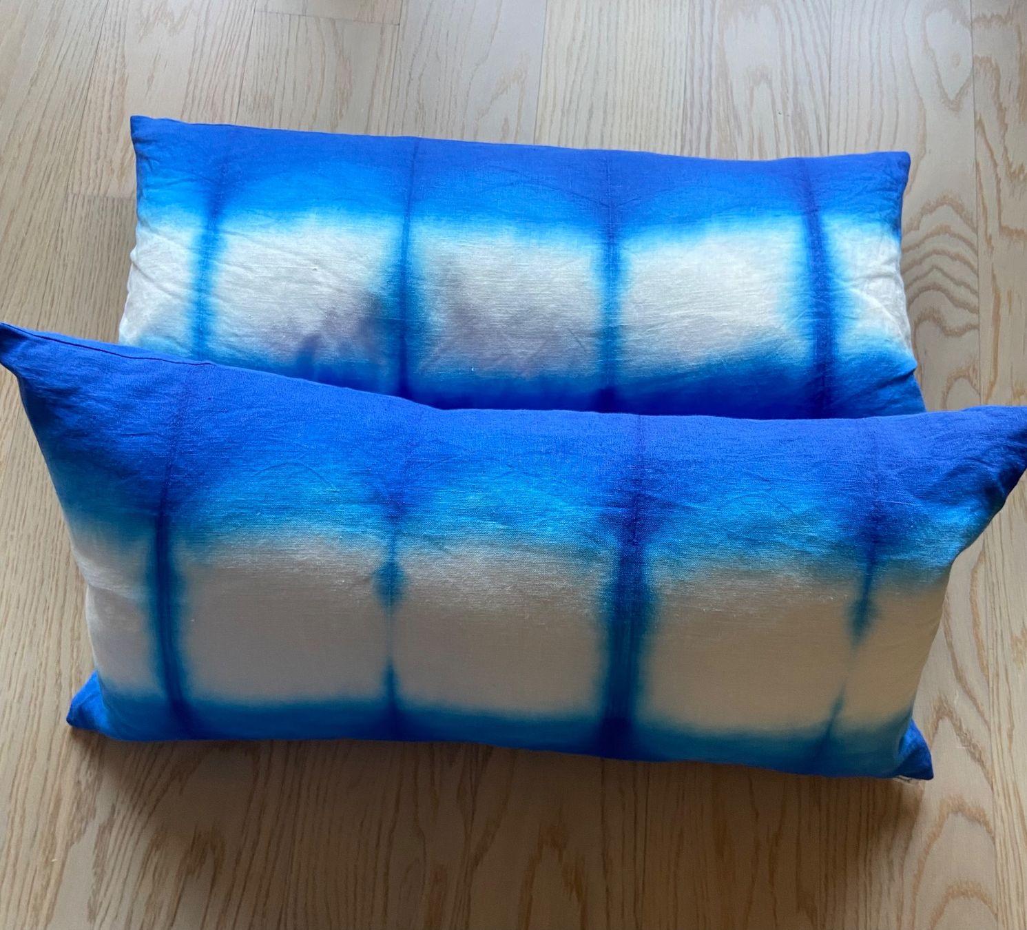 Cuscini: 2 Dekokissen mit blauer Batik – Usato da Luzern venduto da kahli02