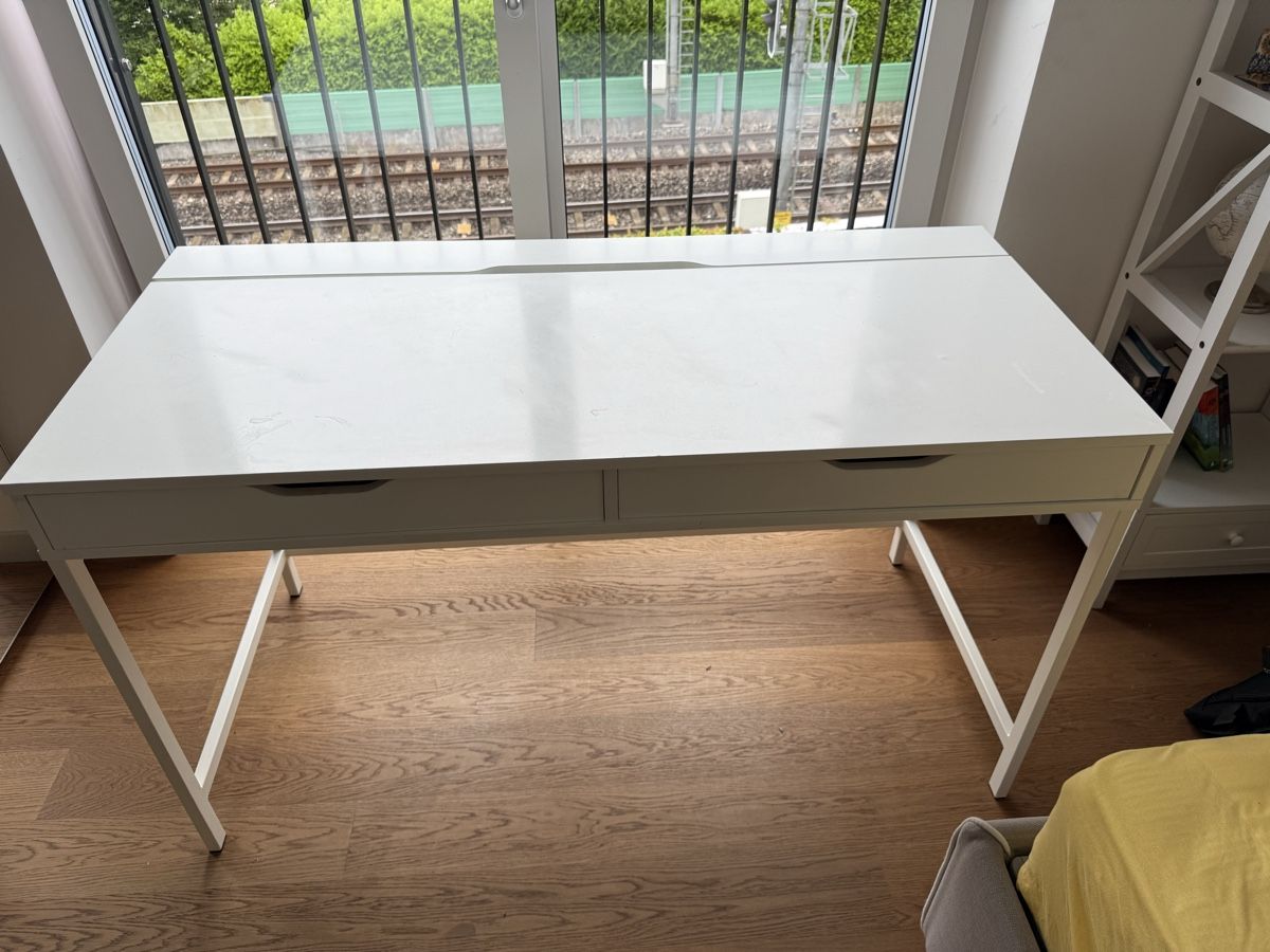 Tavoli: Schreibtisch IKEA weiss 2 Schubladen – Usato da Oberrieden venduto da Sauzer75 1