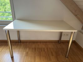 Weisser Schreibtisch aus Massivholz, perfekt für Ihr Büro