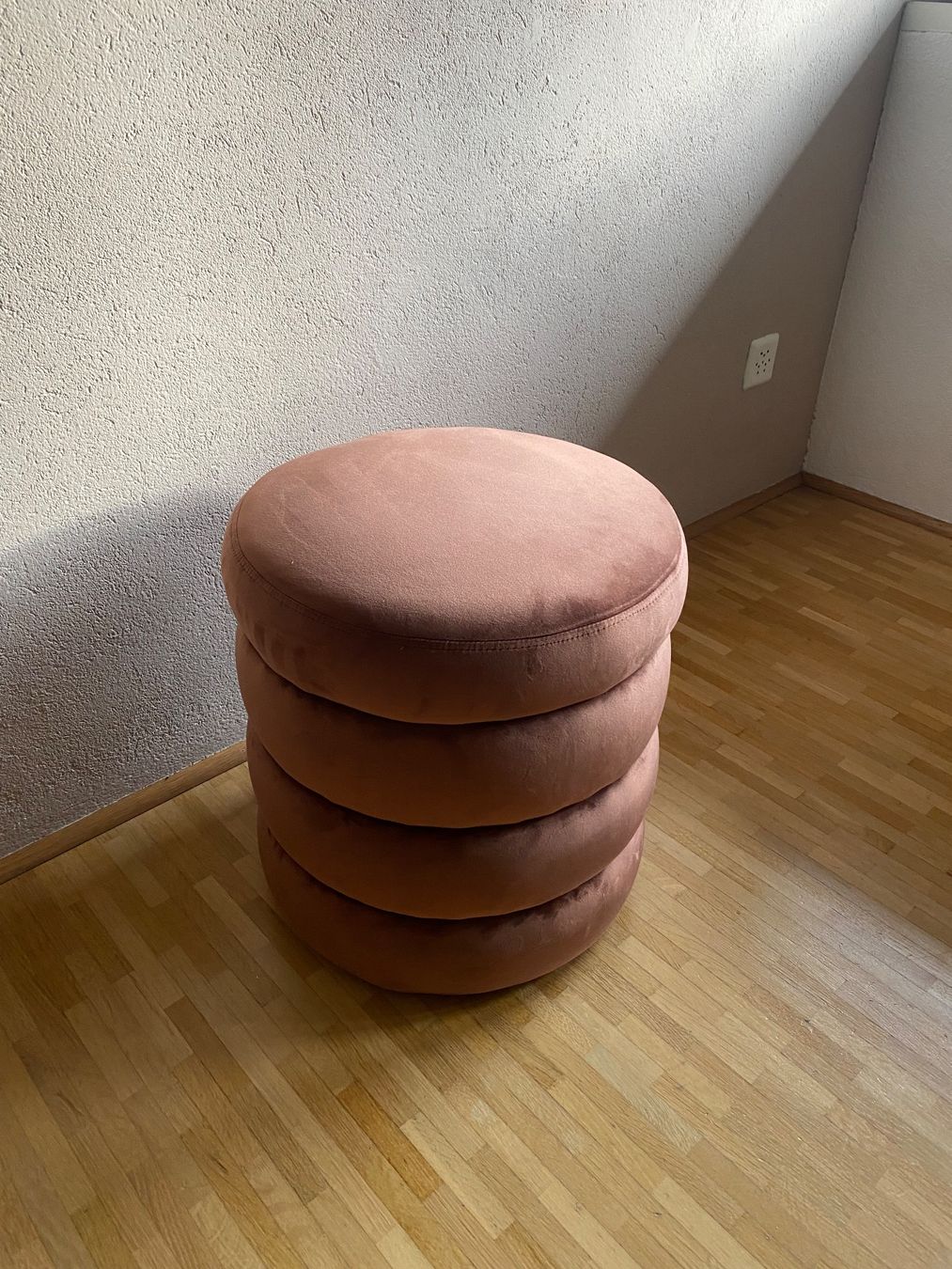 Westwing Hocker: Samt Hocker (Westwing) – Gebraucht aus Arbon von fluffyconqueror 1