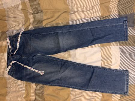 Jean bleu pour enfant avec ceinture en tissu intégrée 