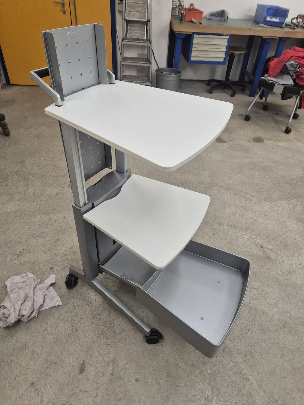 Schreibtische: Rolltisch Klapptisch für Büro oder Homeoffice – Gebraucht aus Thalwil von Moritz.A 9
