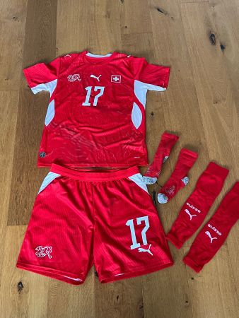 Signiertes Schweizer Nati WM Trikot Set 2026 Vargas Nr. 17