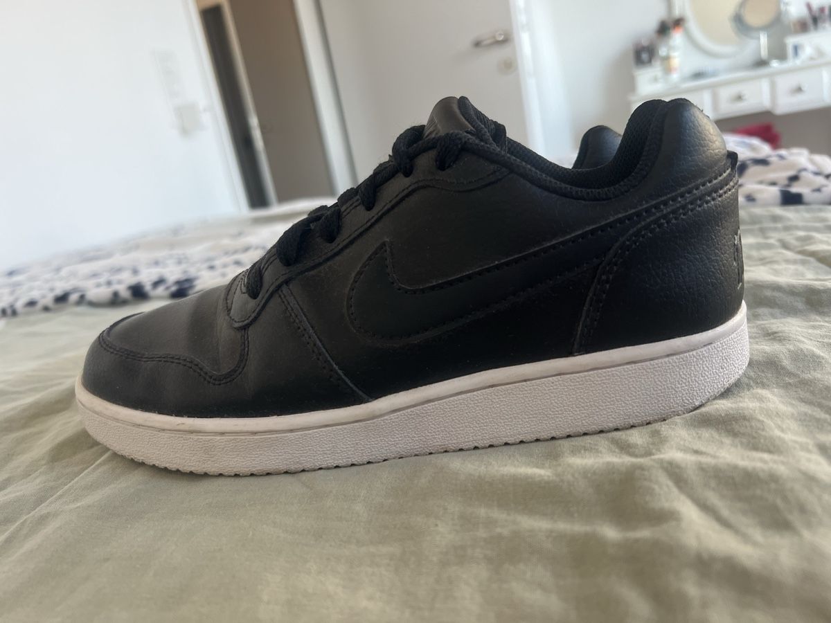 Nike Damenschuhe: Nike Sneakers Schwarz 38 – Gebraucht aus Chur von Chichsi