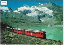 Die Berninabahn am Lago Bianco Berninapass