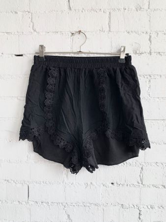 Luftige kurze Shorts in Schwarz / XS-S