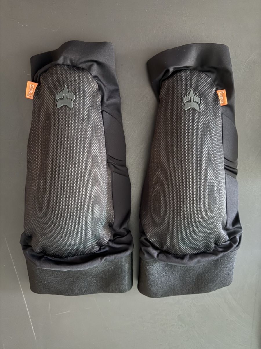 Fox Protections: FOX Knieprotektoren D30 – D'occasion à Maienfeld par littleswissy