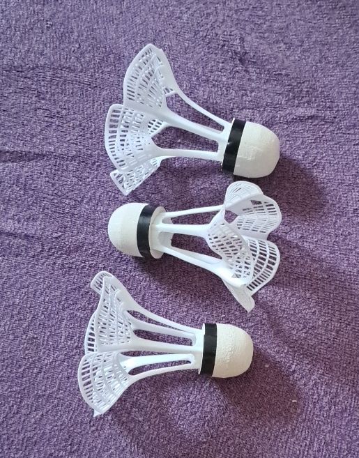 Il mondo degli animali: Badminton Shuttlecocks white 3 pieces new – Nuovo (secondo la descrizione) da Bern venduto da mahilini