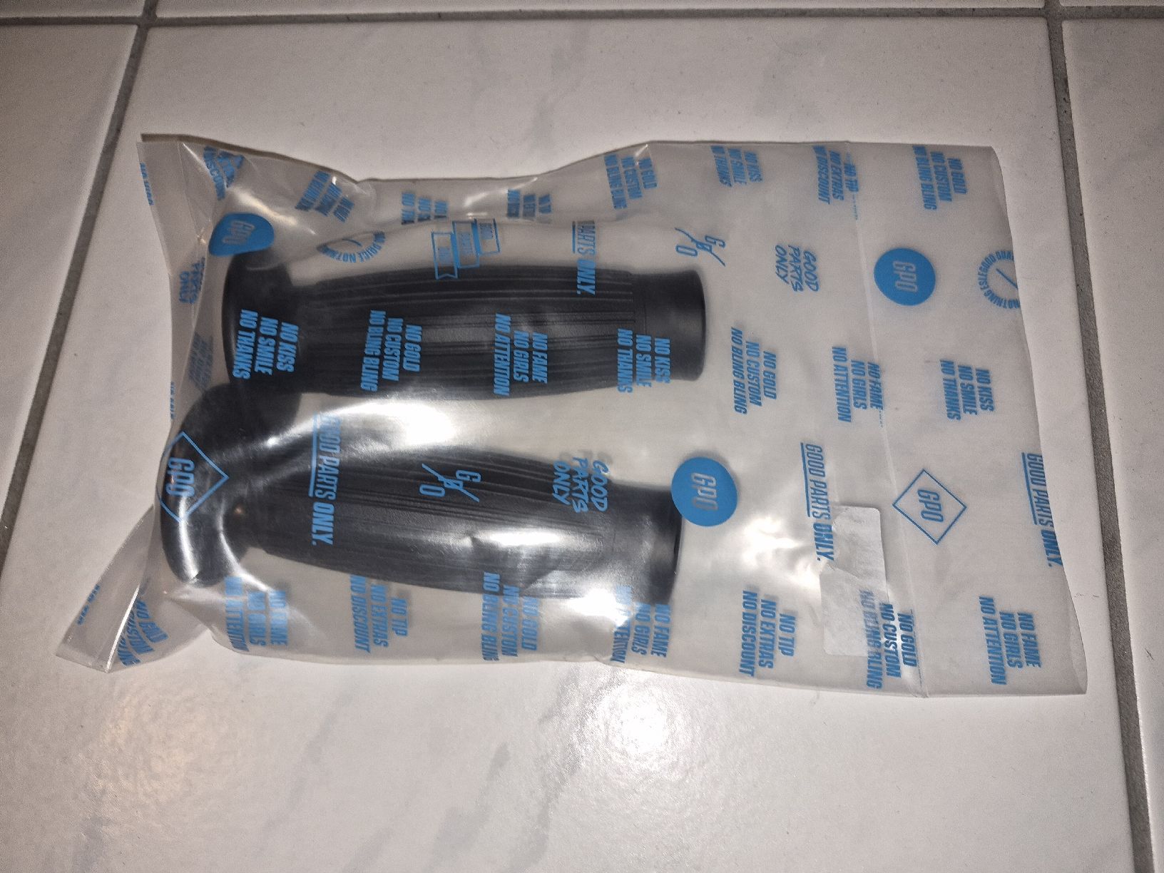 Mofa-Ersatzteile: Mofa Griffe Rillen Automatik 22/24mm schwarz Neu – Neu und originalverpackt aus Belp von intru