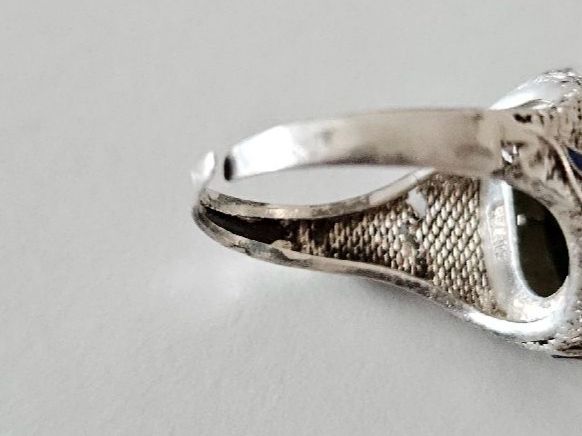 Ringe: Silberring mit grünem Edelstein und Emaille, Gr. 57 – Defekt aus Urdorf von Colina 5