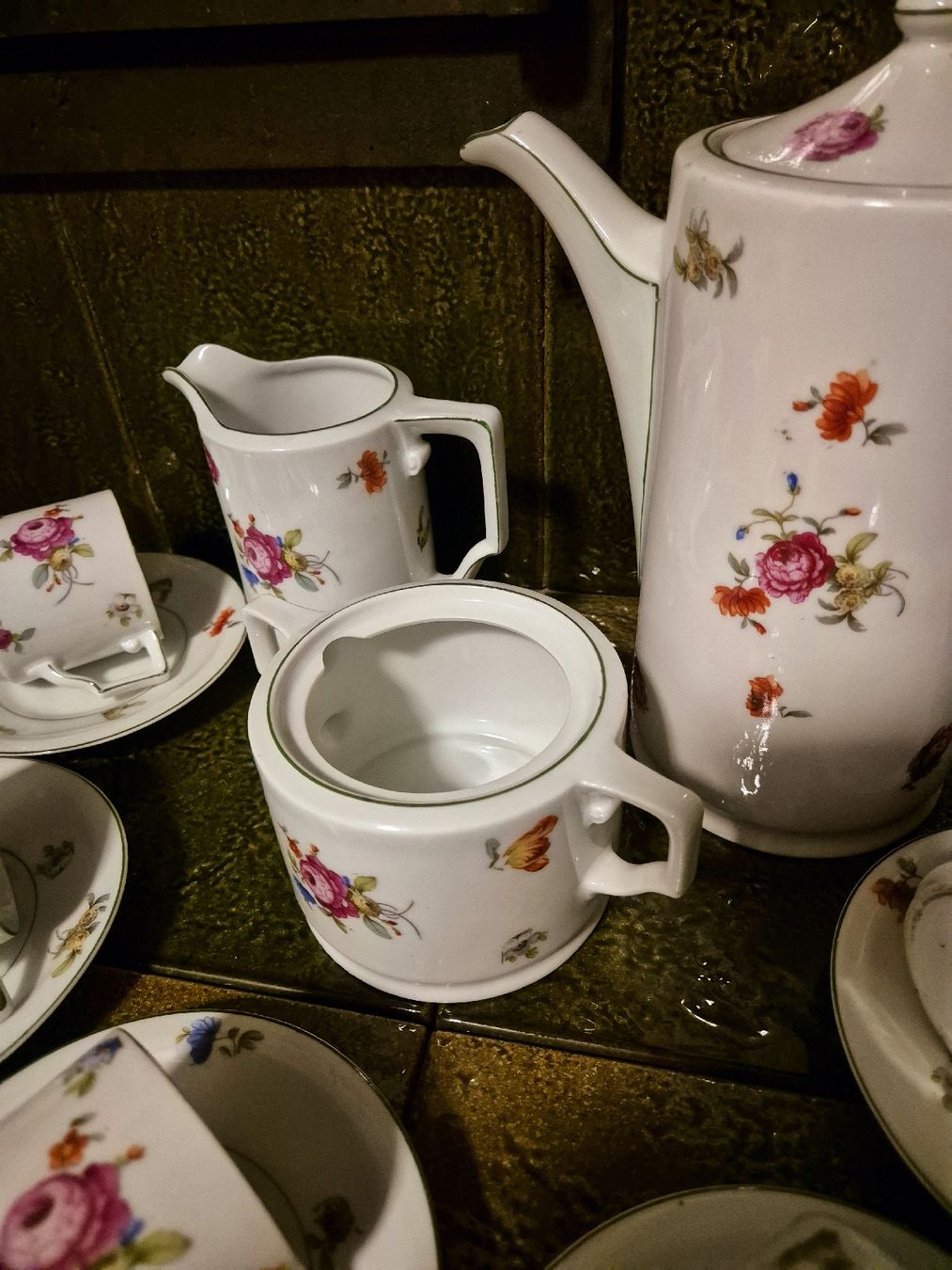 Set di piatti: Wunderschönes Kaffeeservice mit Rosenmuster, Vintage Stil – Usato da Eschlikon TG venduto da zuzanka80 4