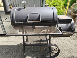 Holzkohlegrill / Smoker aus massivem Stahl
