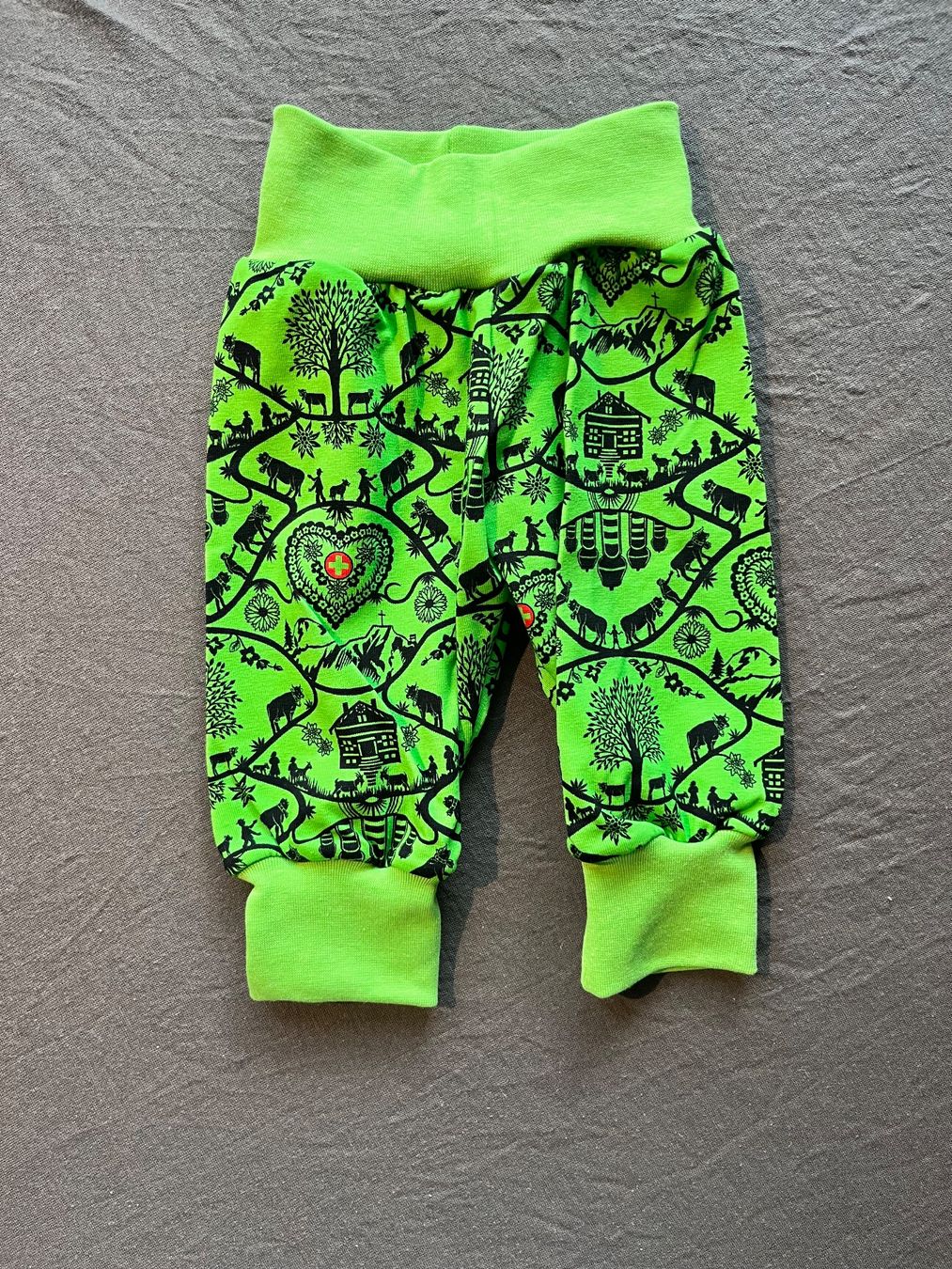 Pantaloni: 1 Kinderhose selbst genäht – Nuovo e nell'imballaggio originale da Büsserach venduto da bor_s88m