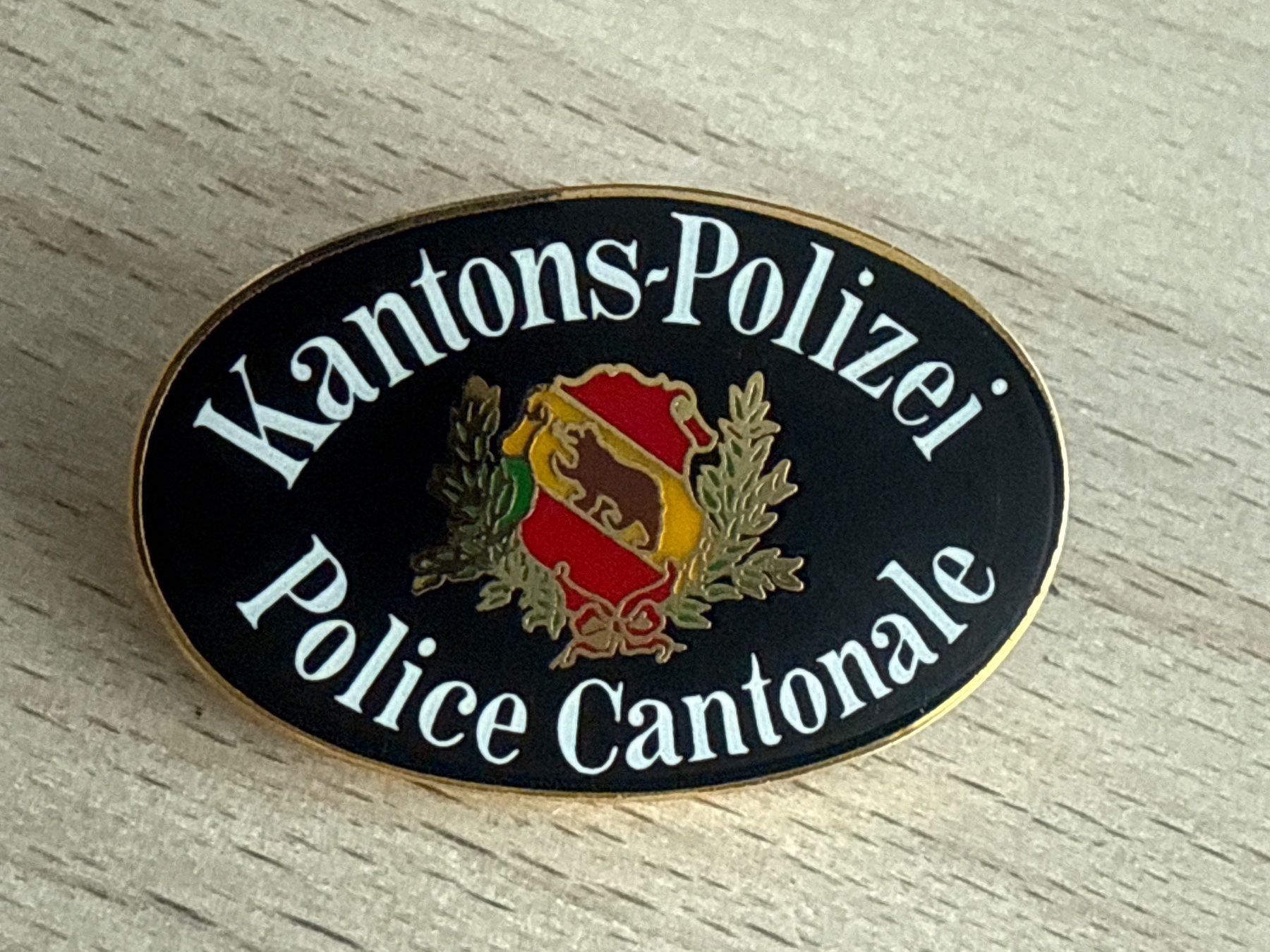 Placchette & Badge: Pin Kantonspolizei Bern – Usato da Glattbrugg venduto da Schweigmatt