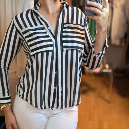 Luftige gestreifte Bluse mit verdeckter Knopfleiste