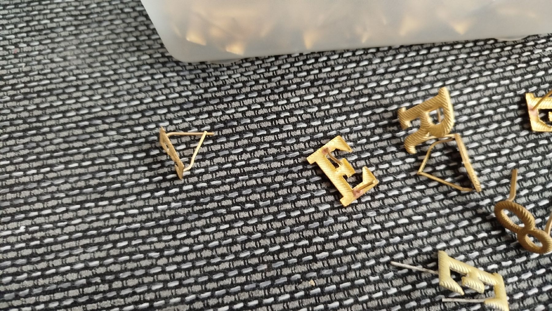 Kit bricolage: Hausräumung Grosse Menge goldene Buchstaben-Anstecker – Usato da Glashütten venduto da lightmoon 3